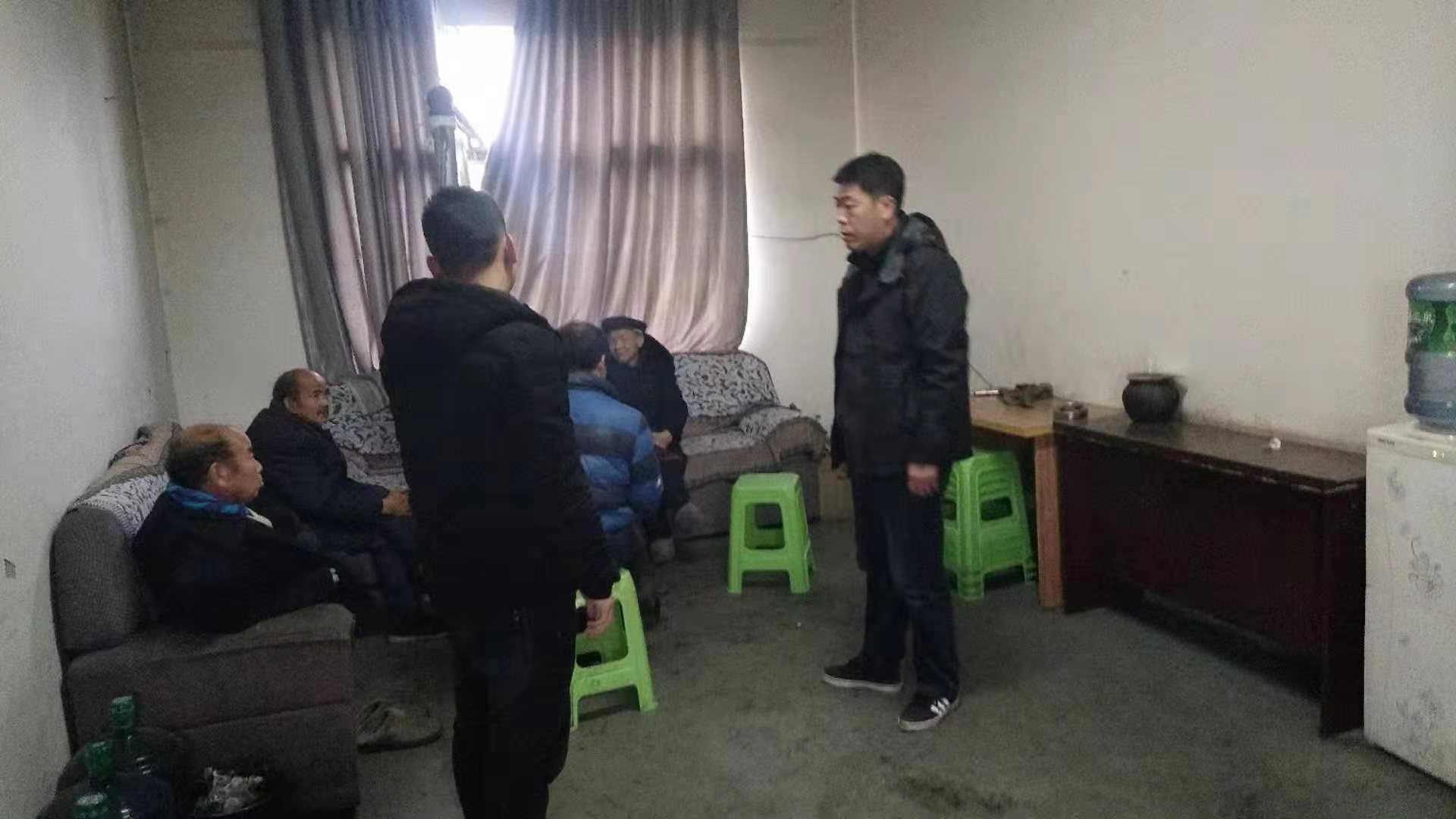 罗镇长到敬老院检查安全,并看望特困人员.jpg 罗镇长到敬老院检查安全,并看望特困人员.jpg