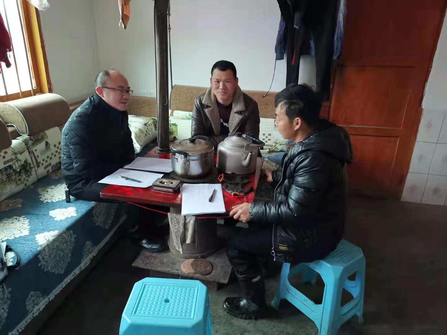 莫书记到白鹿村走访特困老人.jpg 莫书记到白鹿村走访特困老人.jpg